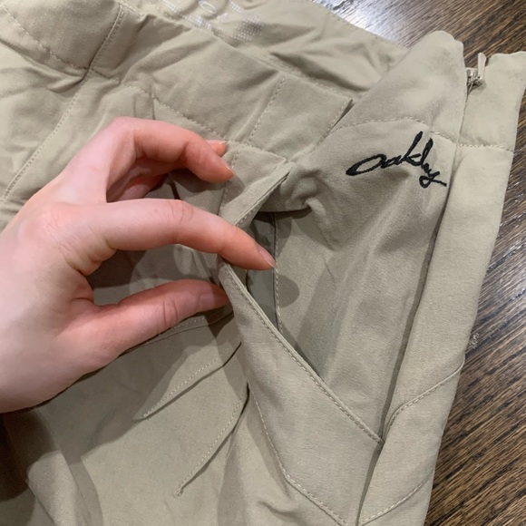 Good Condition Women’s Oakley Shorts Size 2 Tan Colour - Picture 3 of 10